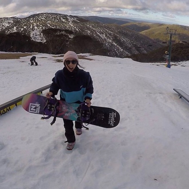 girl-with-snowboard-