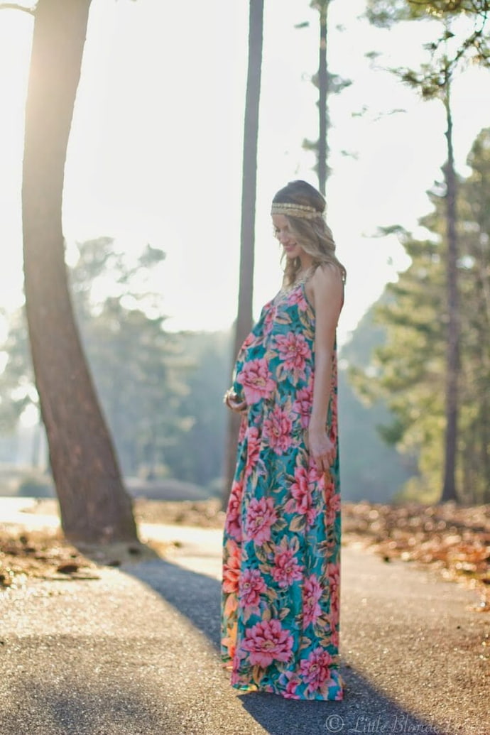 pregnant-woman-in-maxi-dress