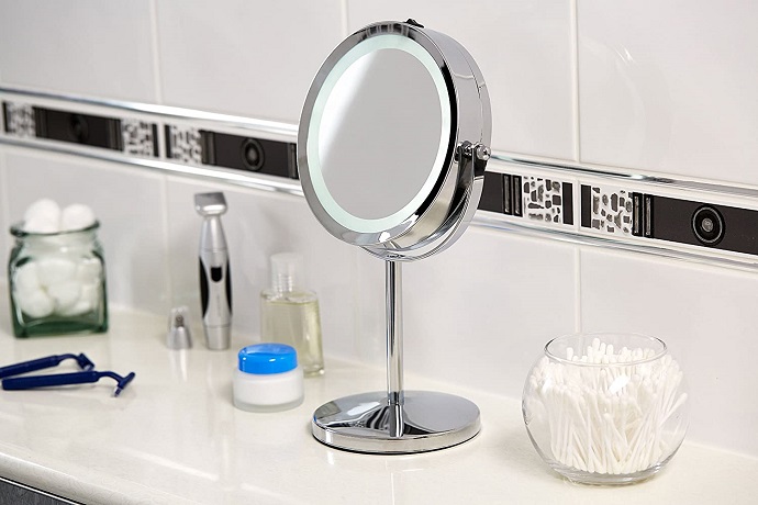 Free-standing make-up mirror