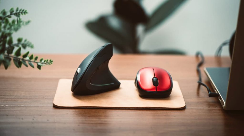 There is a very obvious difference between a classic mouse and an ergonomic mouse. Namely, unlike the conventional one, an ergo mouse is vertical. Like with any ergonomic product, the design of these mouses aims to keep your body in a natural, relaxed position. 